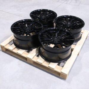 Set of CVR1 19x9,5 ET30 5x114,3 Gloss Black