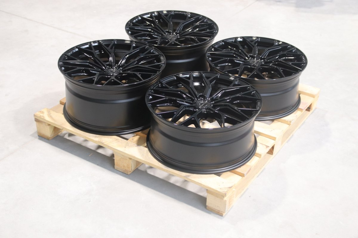 Set of CVR1 21x9 ET25 + 21x10,5 ET35 5x112 Gloss Black