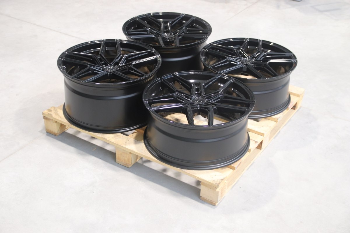 Set of CVR5 22x9,5 ET45 + 22x11,5 ET60 5x112 Gloss Black