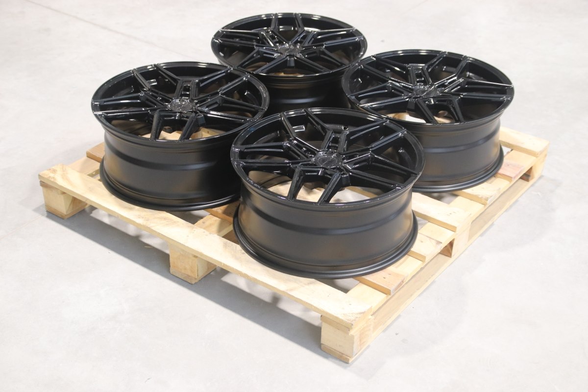 Set of CVR5 20x8,5 ET35 5x112 Gloss Black