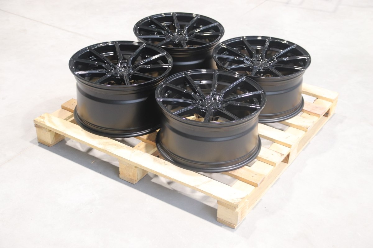 Set of CVR4 19x9,5 ET30 + 19x10,5 ET35 5x112 Gloss Black